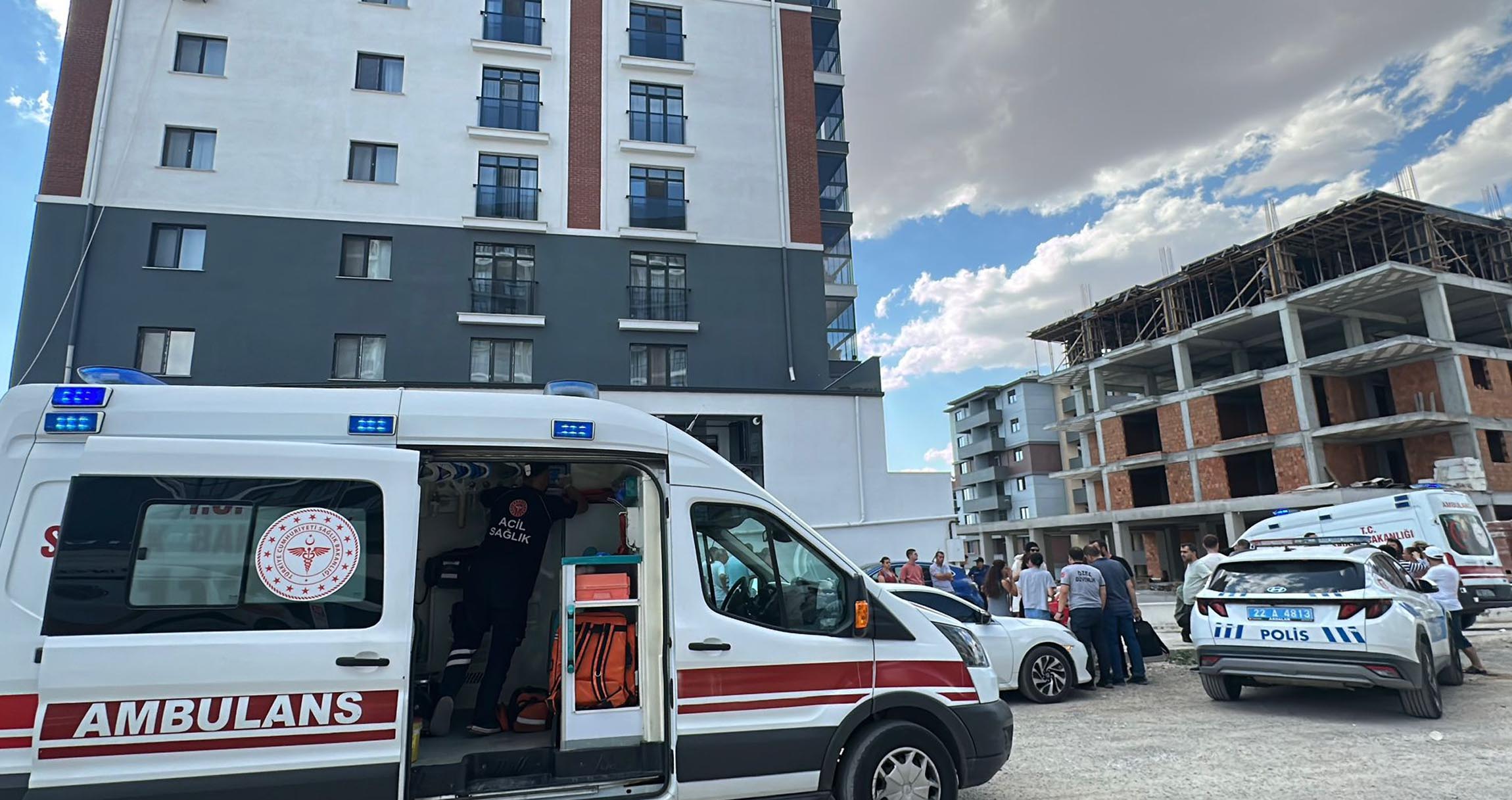 Edirne de Eşini ve oğlunu boğup, bıçakla intihara kalkıştı - Görsel 3