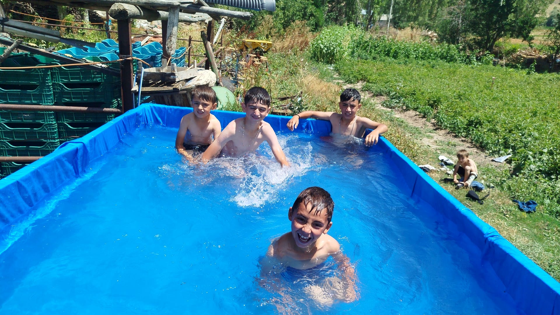 Seydişehir'de Çocukların Yaratıcı Serinleme Yöntemi: Traktör Römorkundan Havuz! - Görsel 1