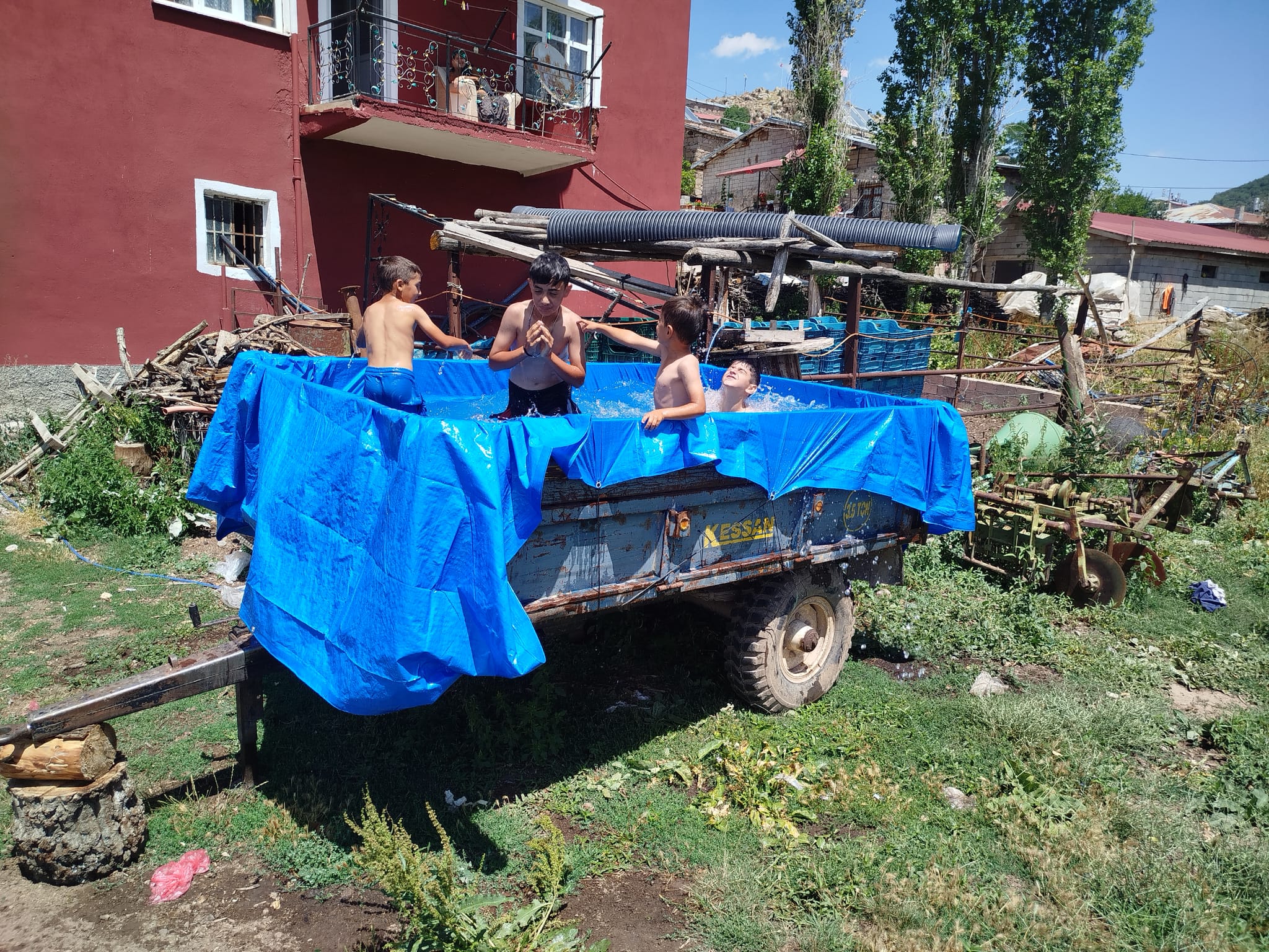 Seydişehir'de Çocukların Yaratıcı Serinleme Yöntemi: Traktör Römorkundan Havuz! - Görsel 2
