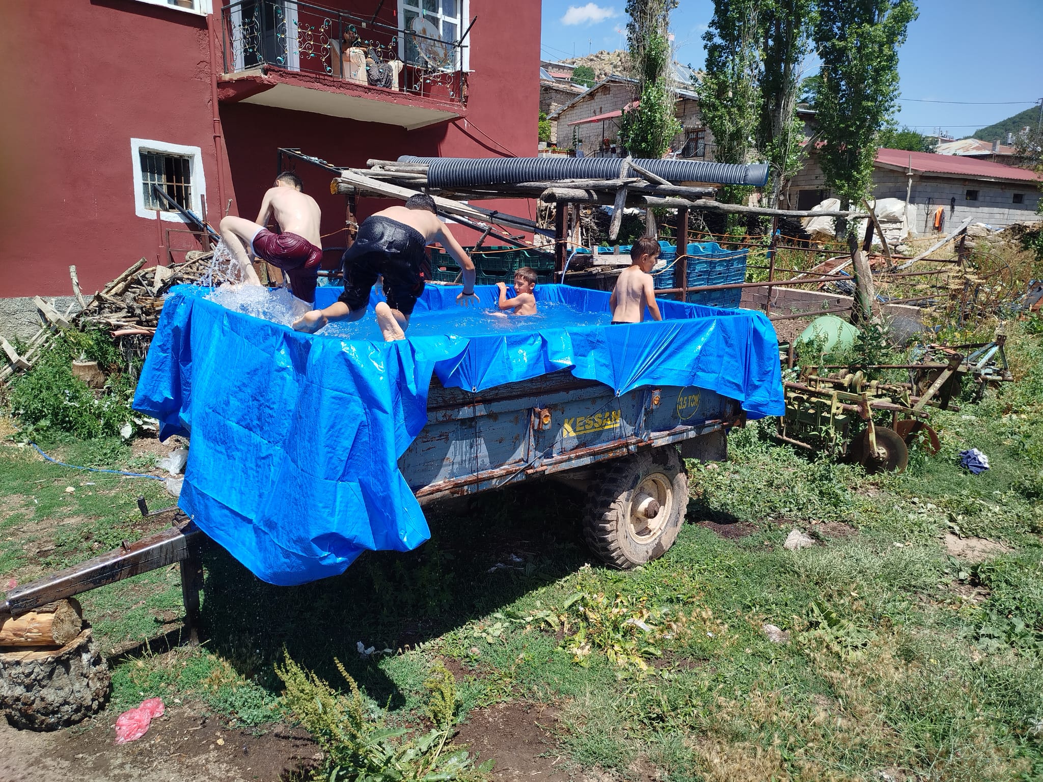 Seydişehir'de Çocukların Yaratıcı Serinleme Yöntemi: Traktör Römorkundan Havuz! - Görsel 3