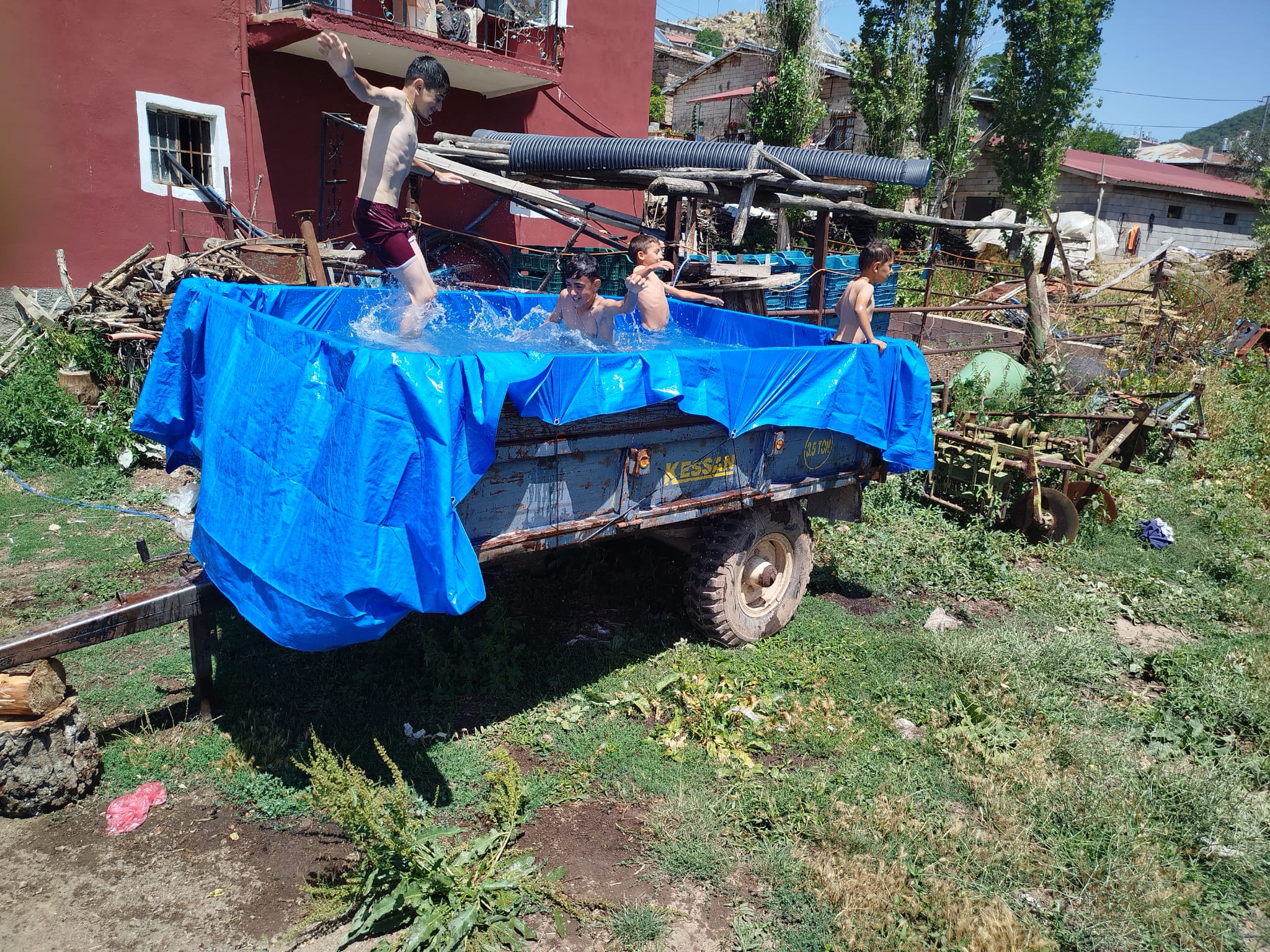 Seydişehir'de Çocukların Yaratıcı Serinleme Yöntemi: Traktör Römorkundan Havuz! - Görsel 4