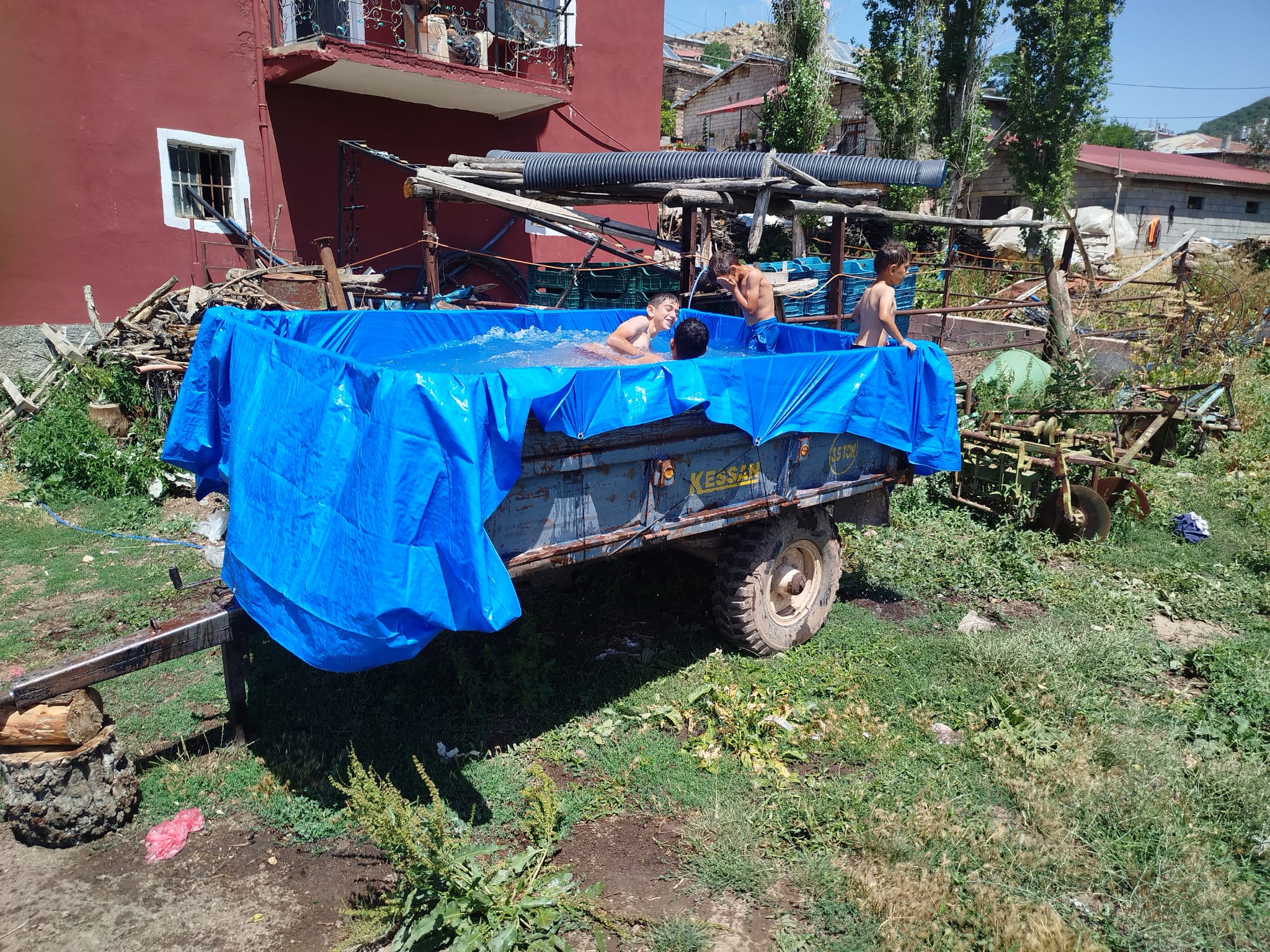 Seydişehir'de Çocukların Yaratıcı Serinleme Yöntemi: Traktör Römorkundan Havuz! - Görsel 5