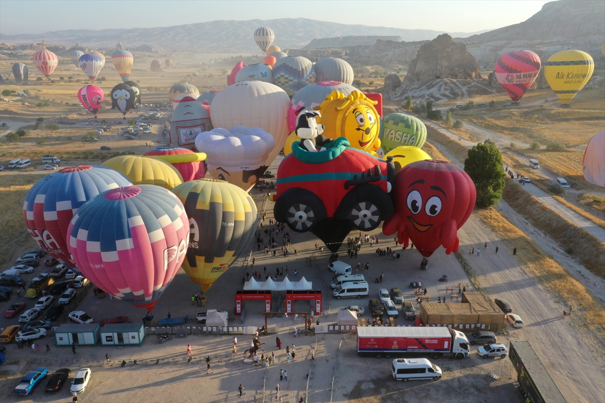 Kapadokya'da figürlü sıcak hava balonları gösteri uçuşu yaptı - Görsel 2