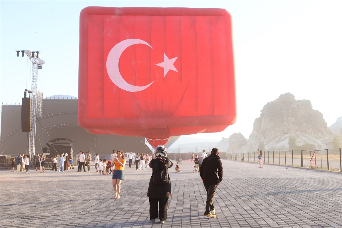 Kapadokya'da figürlü sıcak hava balonları gösteri uçuşu yaptı - Görsel 4