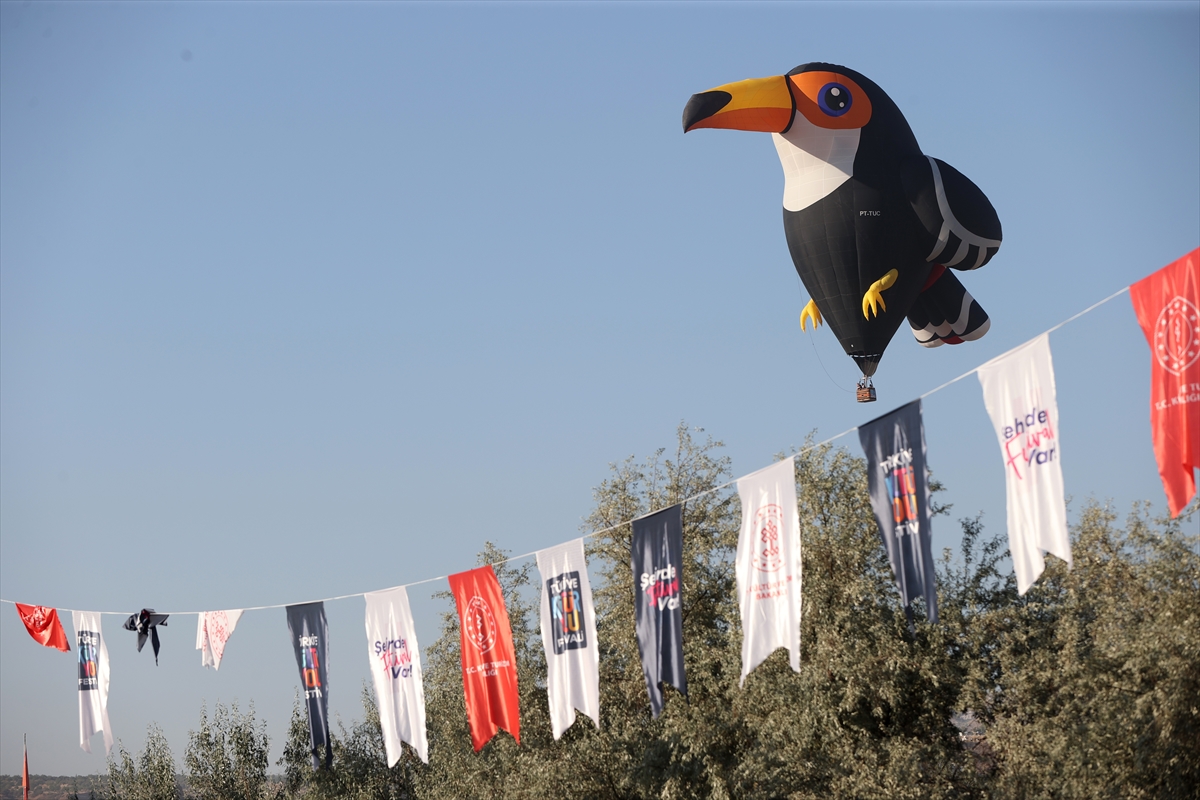 Kapadokya'da figürlü sıcak hava balonları gösteri uçuşu yaptı - Görsel 5