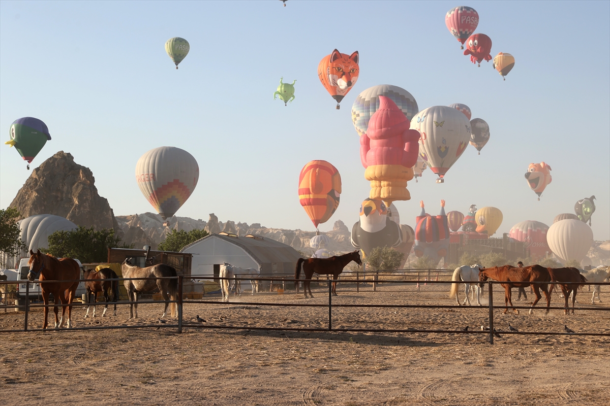 Kapadokya'da figürlü sıcak hava balonları gösteri uçuşu yaptı - Görsel 6