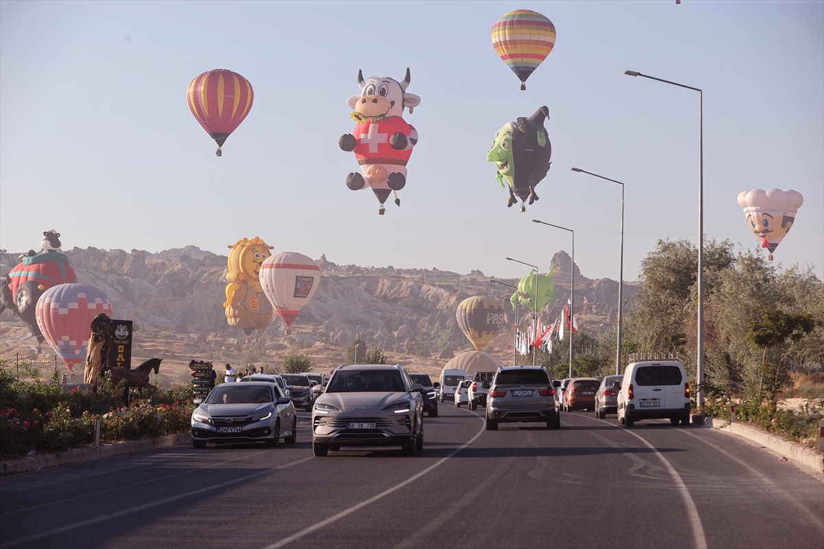 Kapadokya'da figürlü sıcak hava balonları gösteri uçuşu yaptı - Görsel 10
