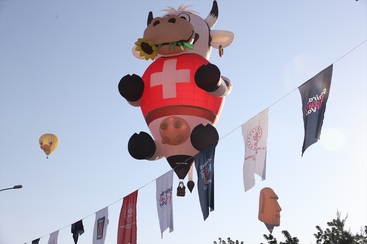 Kapadokya'da figürlü sıcak hava balonları gösteri uçuşu yaptı - Görsel 11