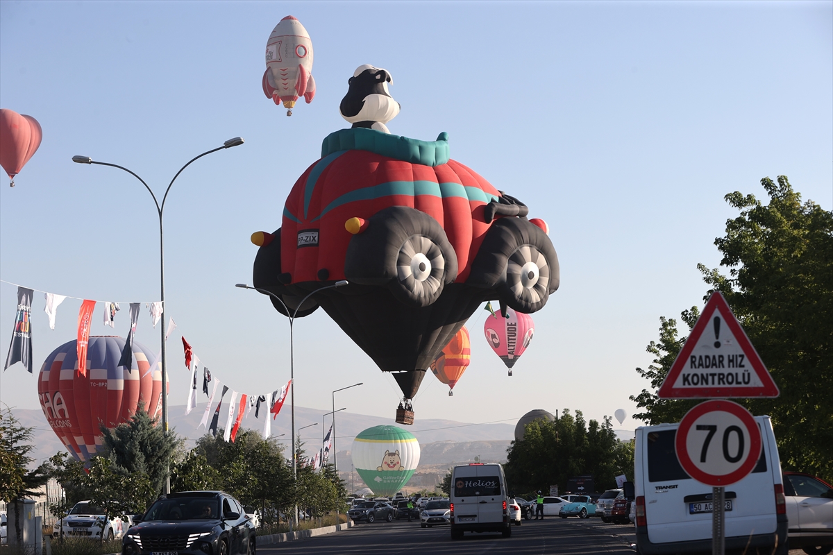 Kapadokya'da figürlü sıcak hava balonları gösteri uçuşu yaptı - Görsel 13