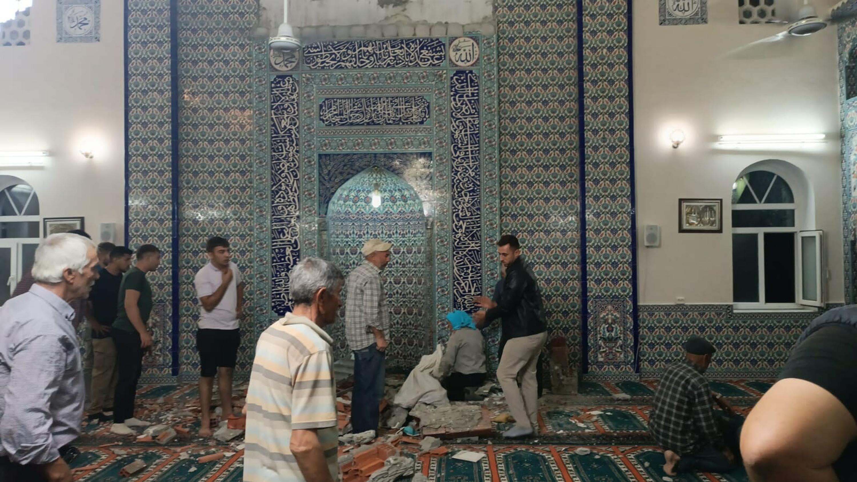 Camide duvardan kopan sıva ve tuğla parçaları üzerlerine düştü: 1 ölü, 1 yaralı - Görsel 1