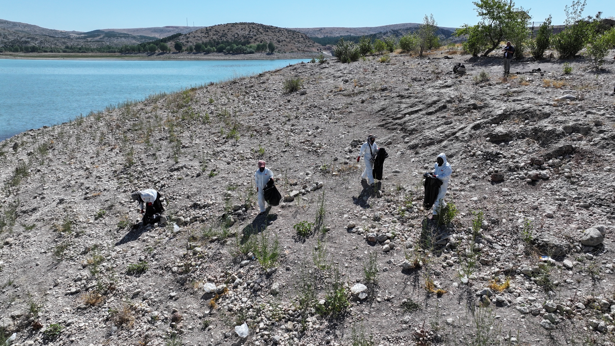 ALTINAPA BARAJ GÖLÜ ÇEVRESİNDE TEMİZLİK ÇALIŞMASI YAPTI - Görsel 1