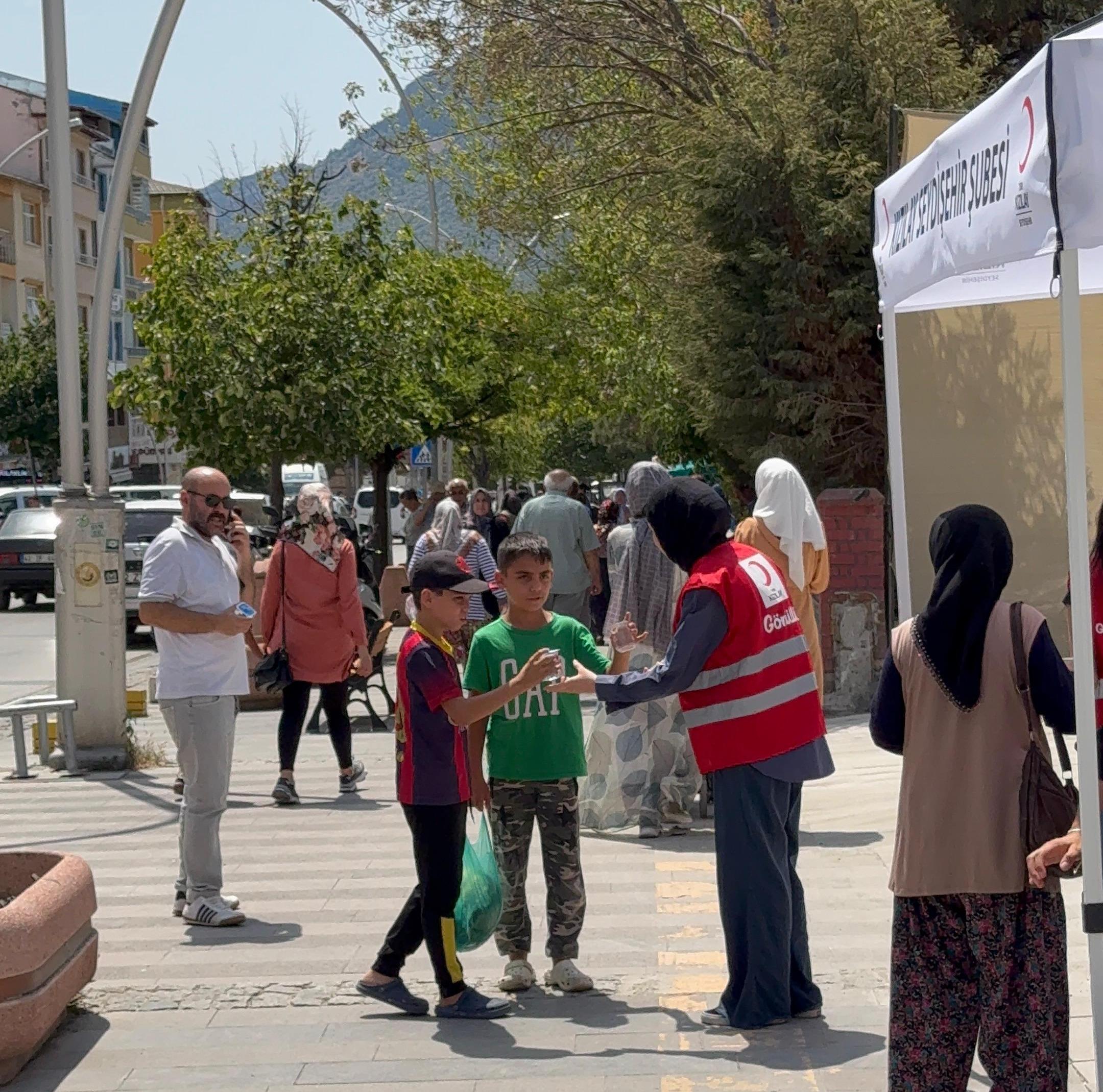 Kızılay Seydişehir Şubesi, Sıcak Havalarda Vatandaşlara Soğuk Su ve Limonata İkram Etti - Görsel 3
