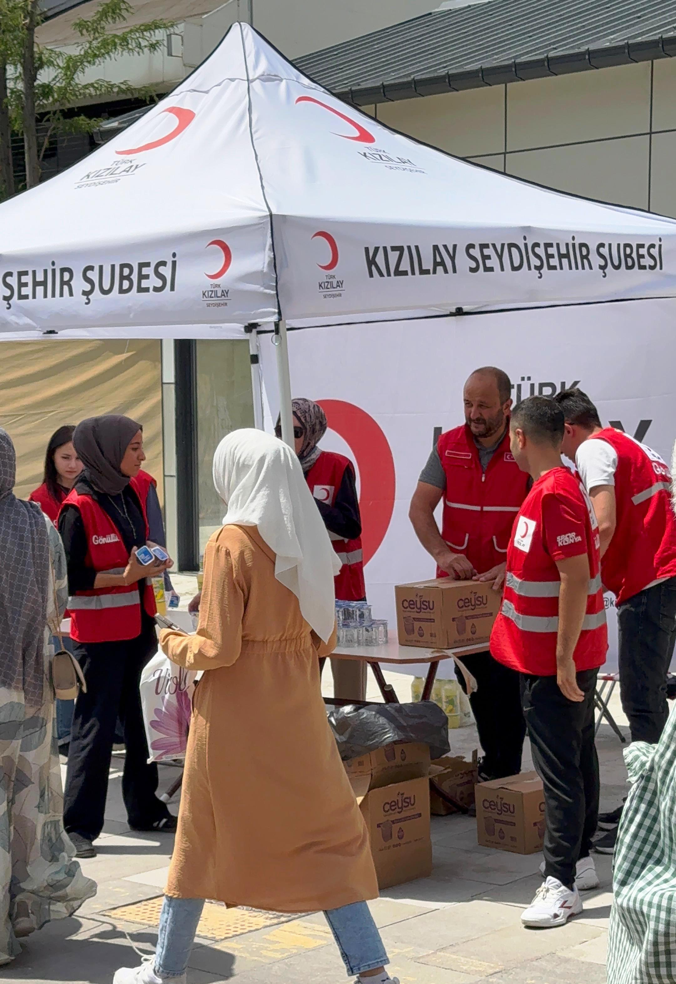 Kızılay Seydişehir Şubesi, Sıcak Havalarda Vatandaşlara Soğuk Su ve Limonata İkram Etti - Görsel 4