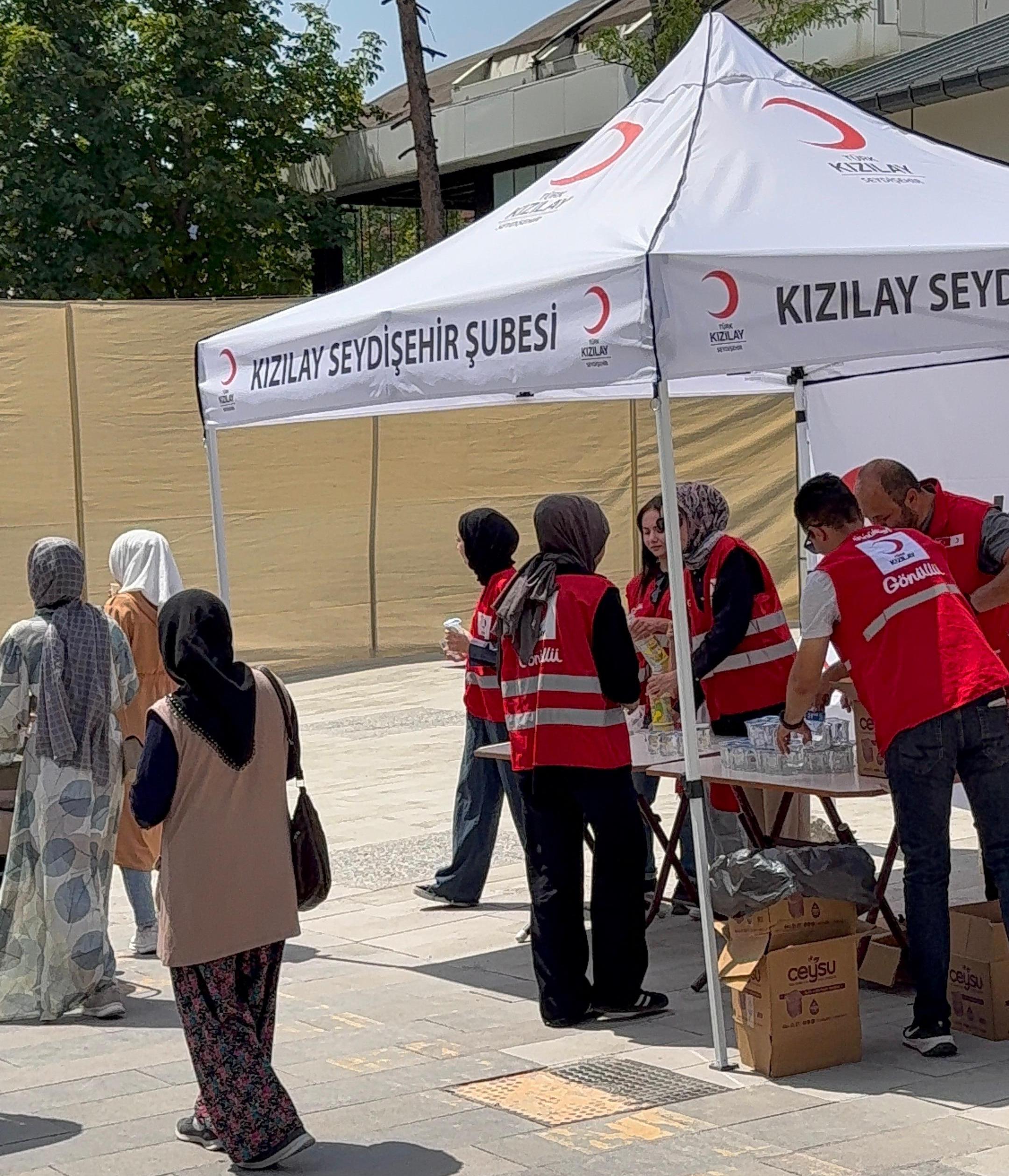 Kızılay Seydişehir Şubesi, Sıcak Havalarda Vatandaşlara Soğuk Su ve Limonata İkram Etti - Görsel 5