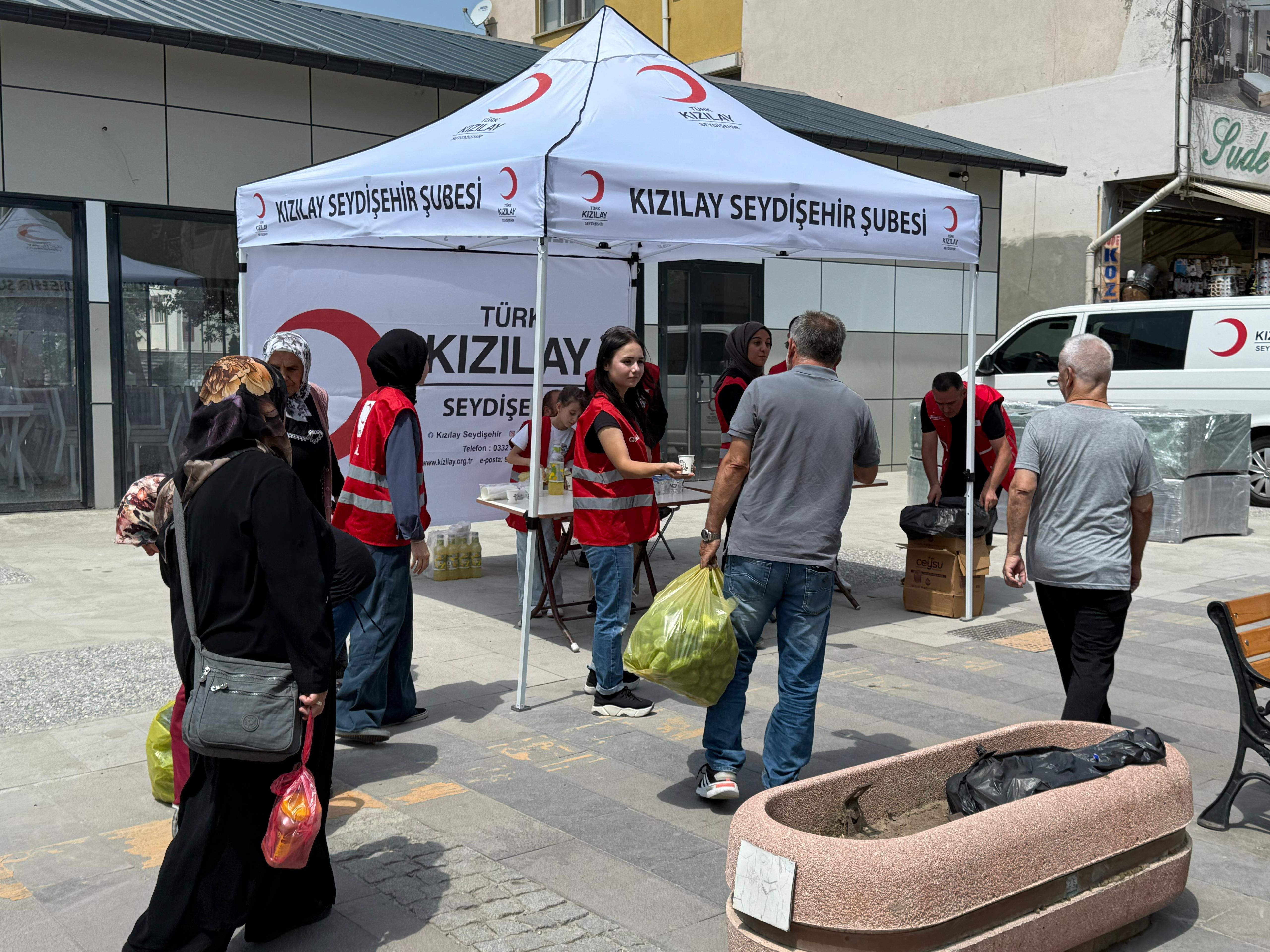 Kızılay Seydişehir Şubesi, Sıcak Havalarda Vatandaşlara Soğuk Su ve Limonata İkram Etti - Görsel 6