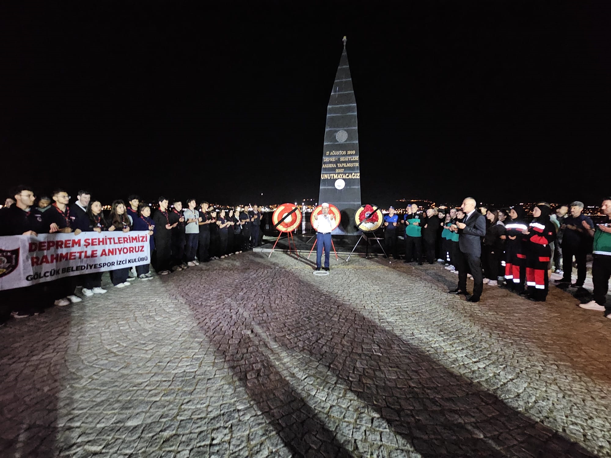 17 Ağustos Depreminde hayatını kaybedenler, depremin merkez üssü Gölcük’te anıldı - Görsel 1