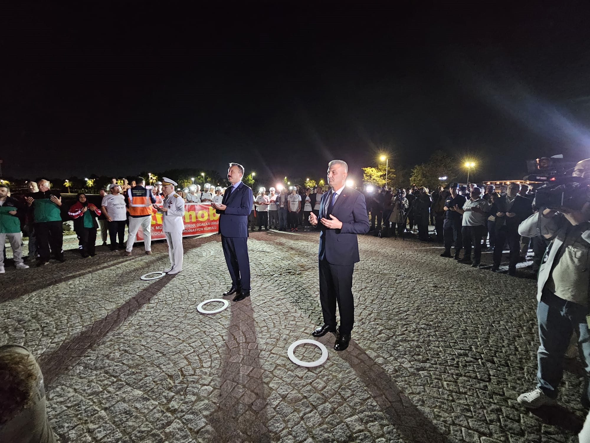 17 Ağustos Depreminde hayatını kaybedenler, depremin merkez üssü Gölcük’te anıldı - Görsel 2