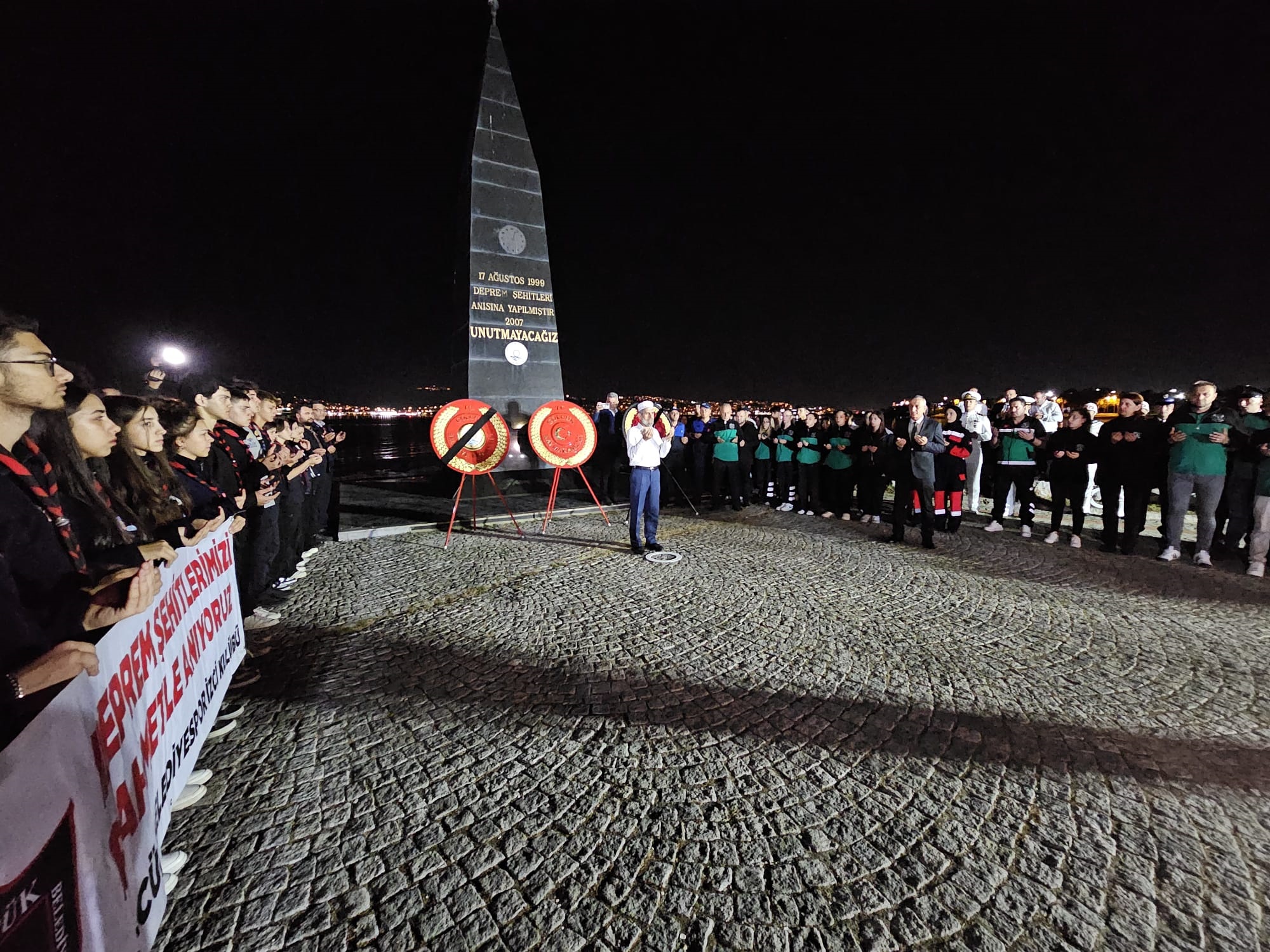 17 Ağustos Depreminde hayatını kaybedenler, depremin merkez üssü Gölcük’te anıldı - Görsel 4