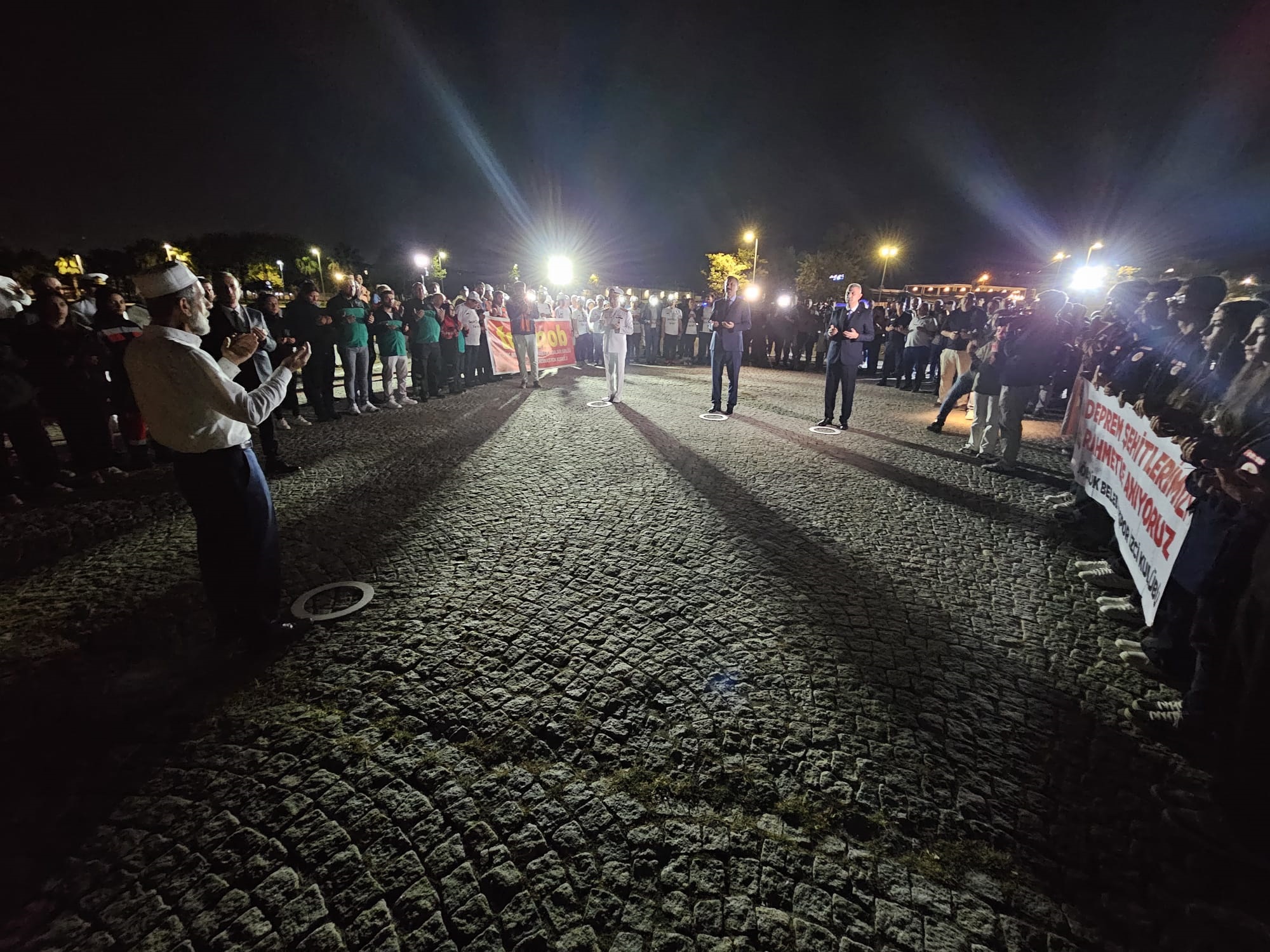 17 Ağustos Depreminde hayatını kaybedenler, depremin merkez üssü Gölcük’te anıldı - Görsel 7