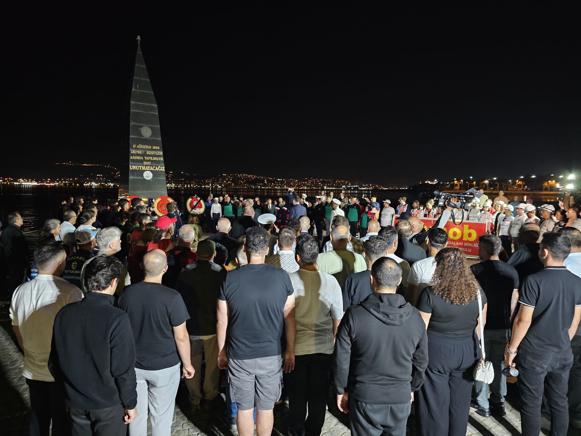 17 Ağustos Depreminde hayatını kaybedenler, depremin merkez üssü Gölcük’te anıldı - Görsel 9