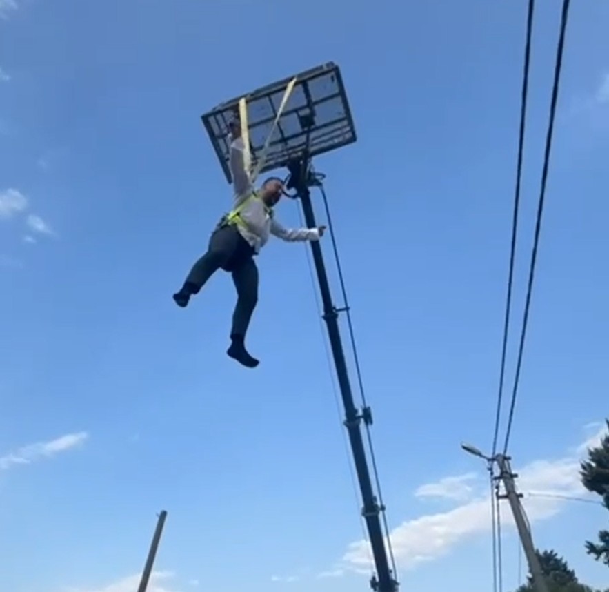 Damadı vinçle havaya kaldırıp, çiftetelli oynattılar - Görsel 1