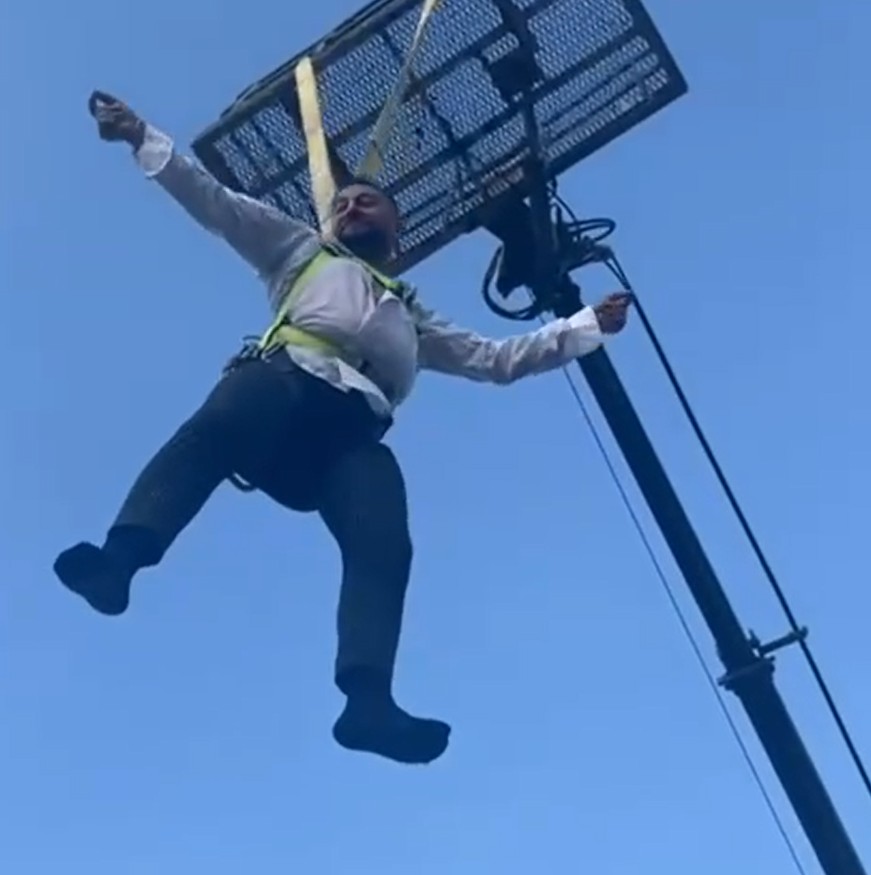 Damadı vinçle havaya kaldırıp, çiftetelli oynattılar - Görsel 3