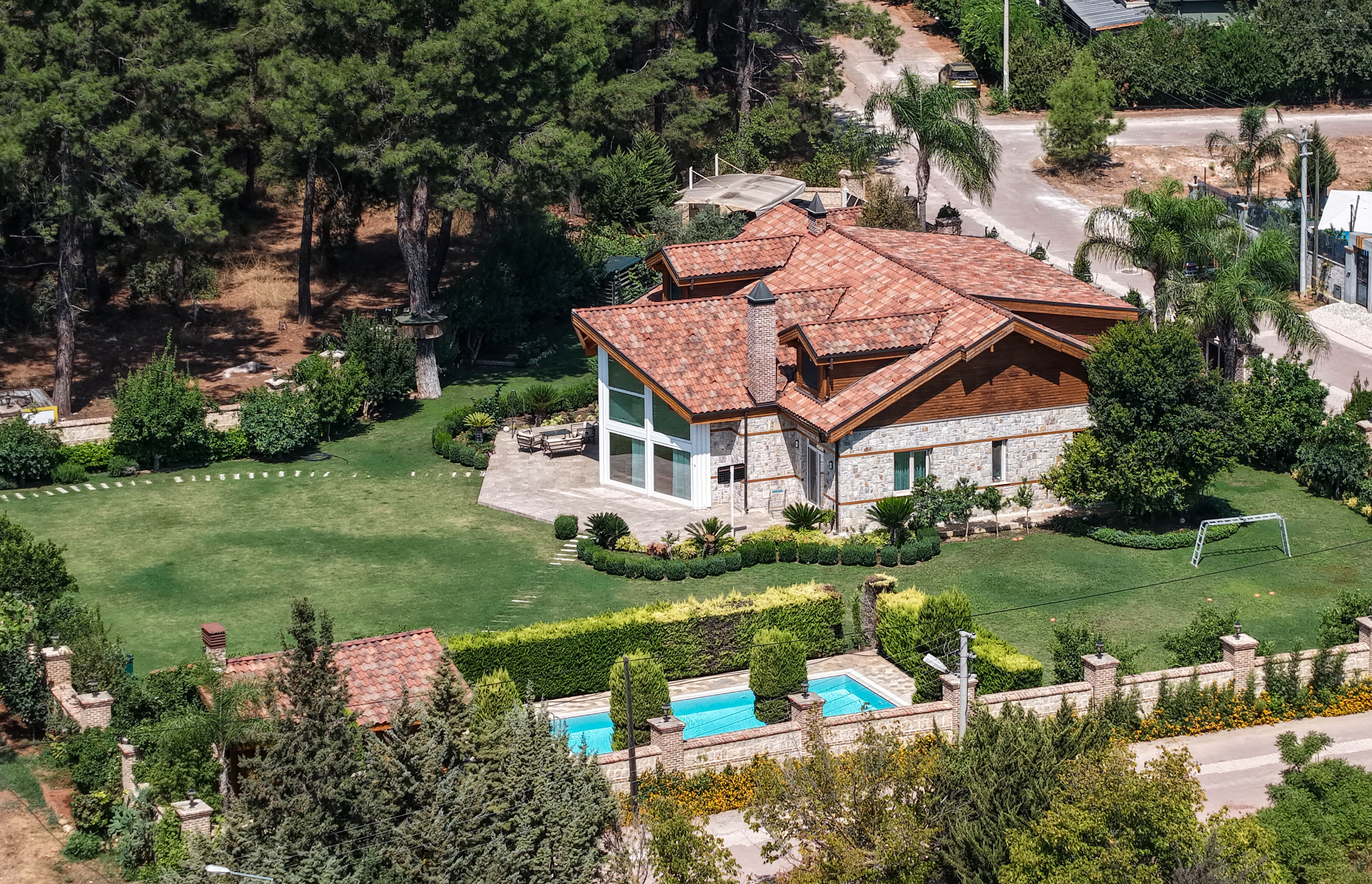 Antalya'da İş insanının, villasının bahçesinde beslediği yavru ceylan kaçtı - Görsel 1