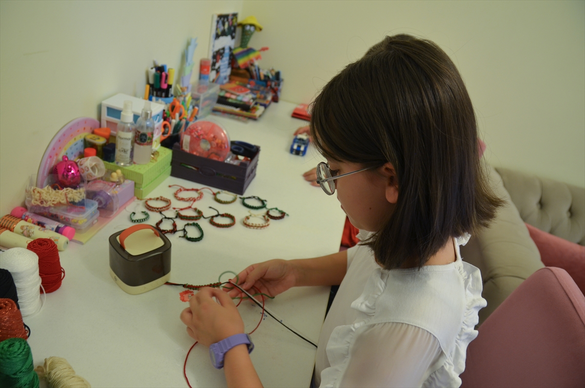 Konyalı 9 yaşındaki Zeynep, ördüğü bilekliklerle Gazze'ye destek olmaya çalışıyor - Görsel 1