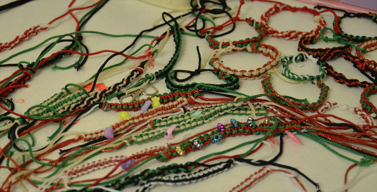 Konyalı 9 yaşındaki Zeynep, ördüğü bilekliklerle Gazze'ye destek olmaya çalışıyor - Görsel 2