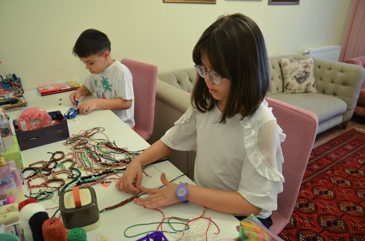 Konyalı 9 yaşındaki Zeynep, ördüğü bilekliklerle Gazze'ye destek olmaya çalışıyor - Görsel 4