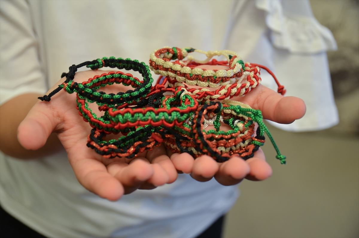 Konyalı 9 yaşındaki Zeynep, ördüğü bilekliklerle Gazze'ye destek olmaya çalışıyor - Görsel 5