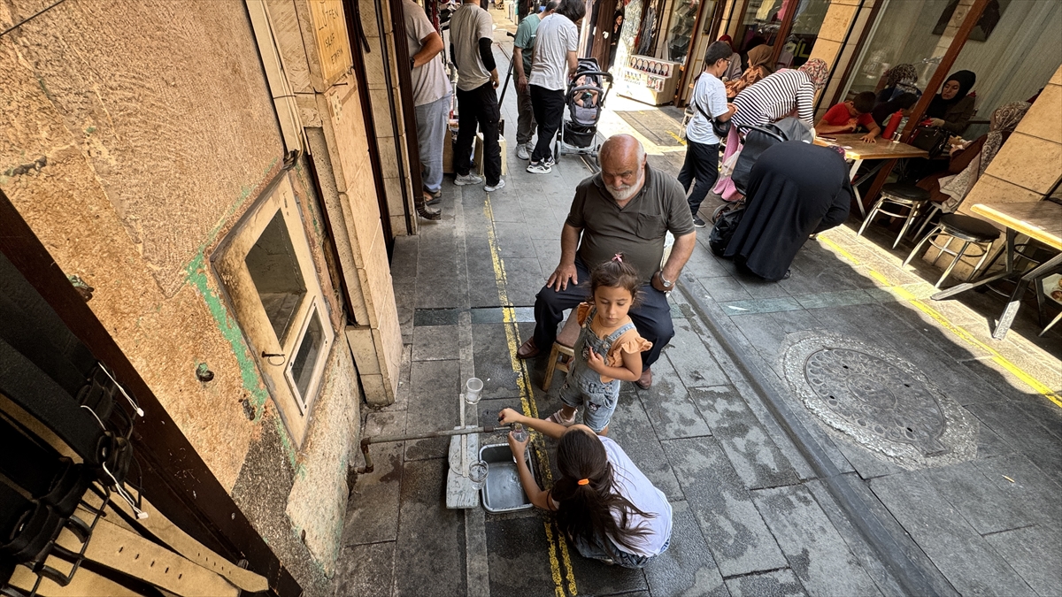 Tarihi çarşıdaki 2 asırlık taş oyma sebilin soğuk su geleneğini sürdürüyor - Görsel 1