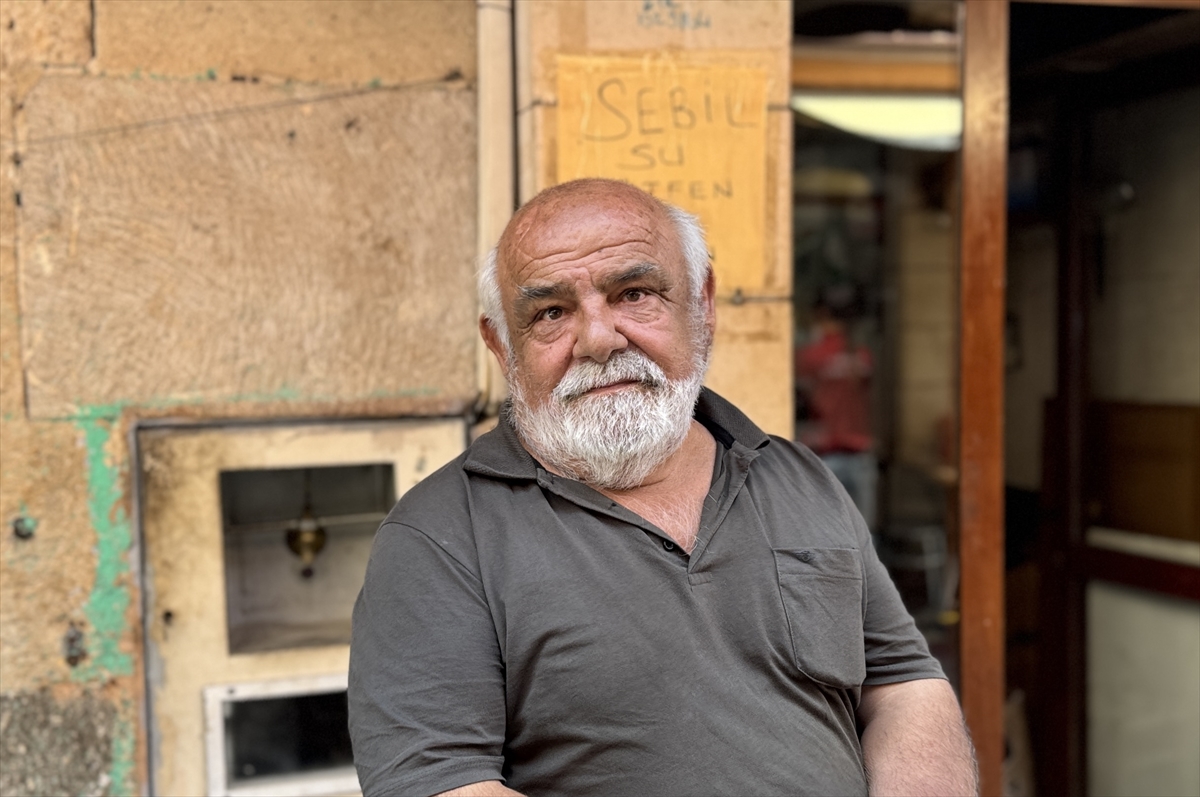 Tarihi çarşıdaki 2 asırlık taş oyma sebilin soğuk su geleneğini sürdürüyor - Görsel 2