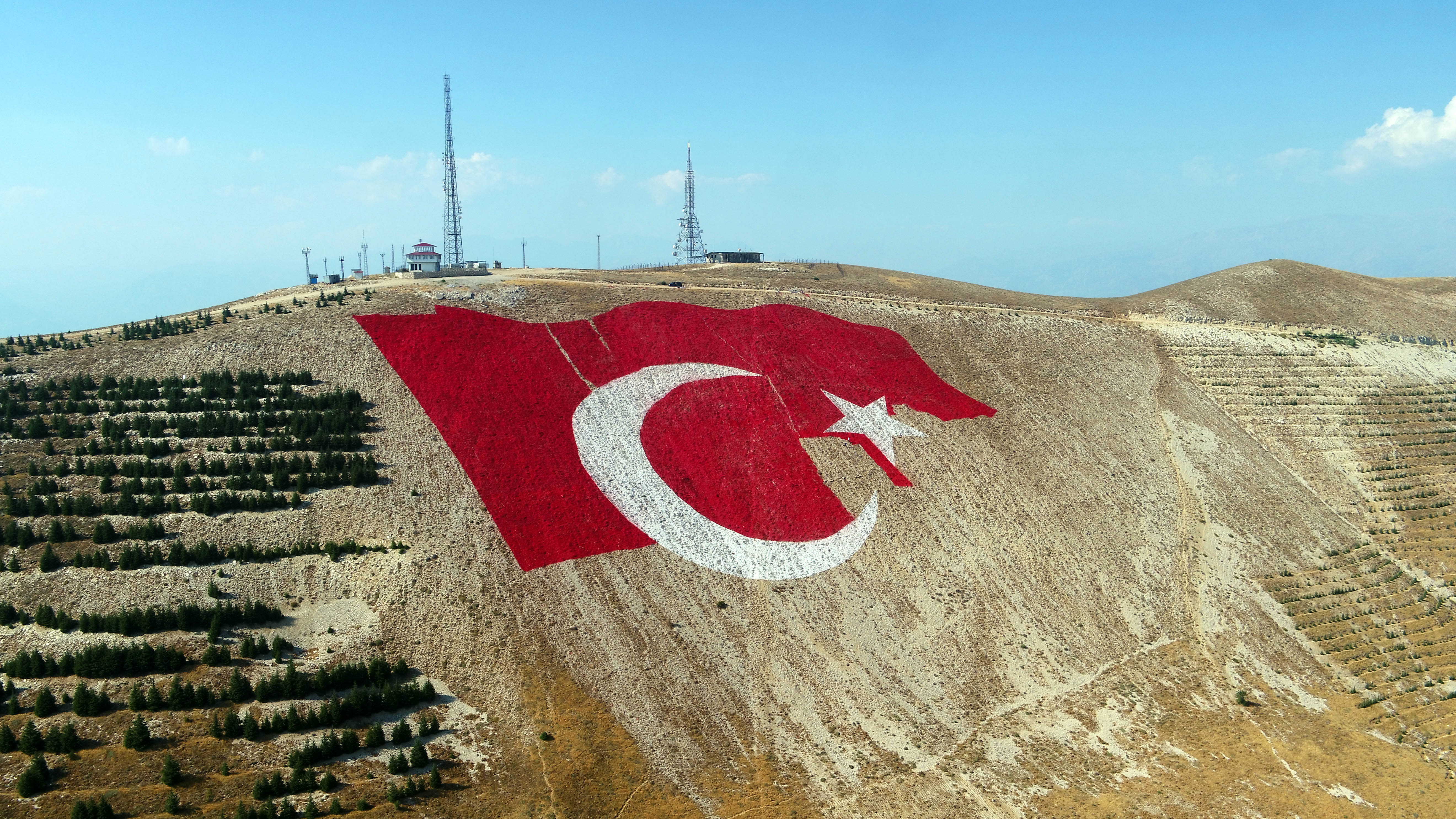 Türkiye’nin en büyük bayrağı Kahramanmaraş dağlarına işleniyor - Görsel 1