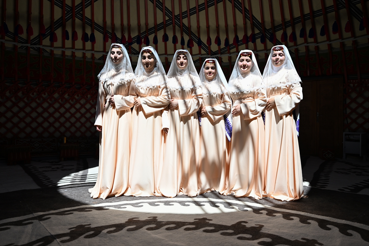  Konya Yöresininde katıldığı Anadolu kadınları yöresel kıyafetleriyle Malazgirt Zaferi kutlamalarını renklendirdi - Görsel 1