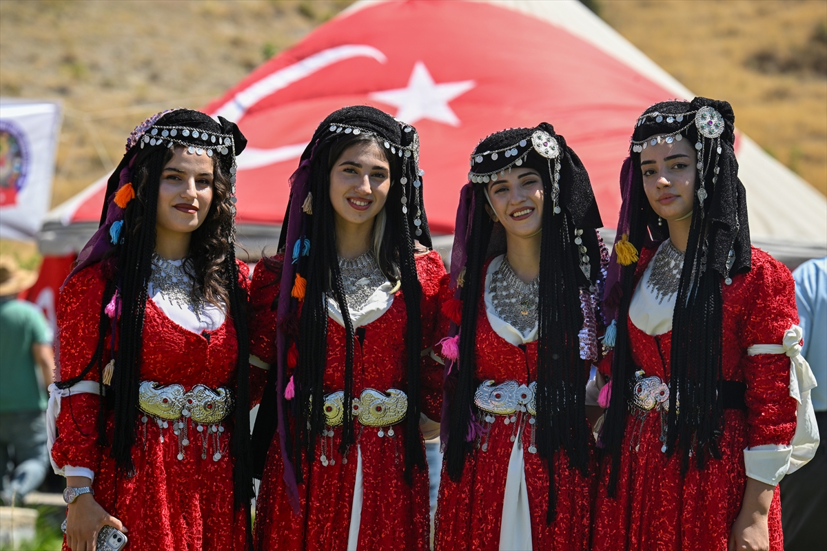  Konya Yöresininde katıldığı Anadolu kadınları yöresel kıyafetleriyle Malazgirt Zaferi kutlamalarını renklendirdi - Görsel 2