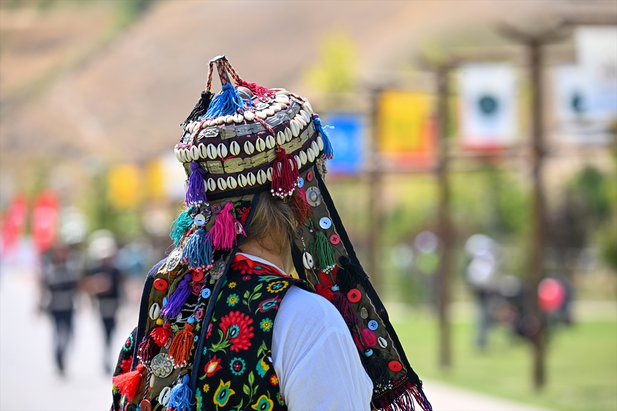  Konya Yöresininde katıldığı Anadolu kadınları yöresel kıyafetleriyle Malazgirt Zaferi kutlamalarını renklendirdi - Görsel 4
