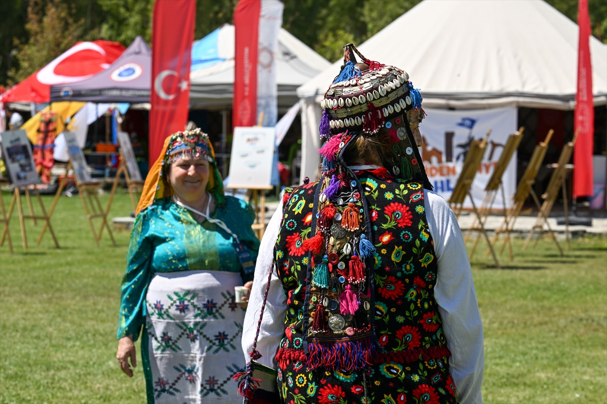  Konya Yöresininde katıldığı Anadolu kadınları yöresel kıyafetleriyle Malazgirt Zaferi kutlamalarını renklendirdi - Görsel 5
