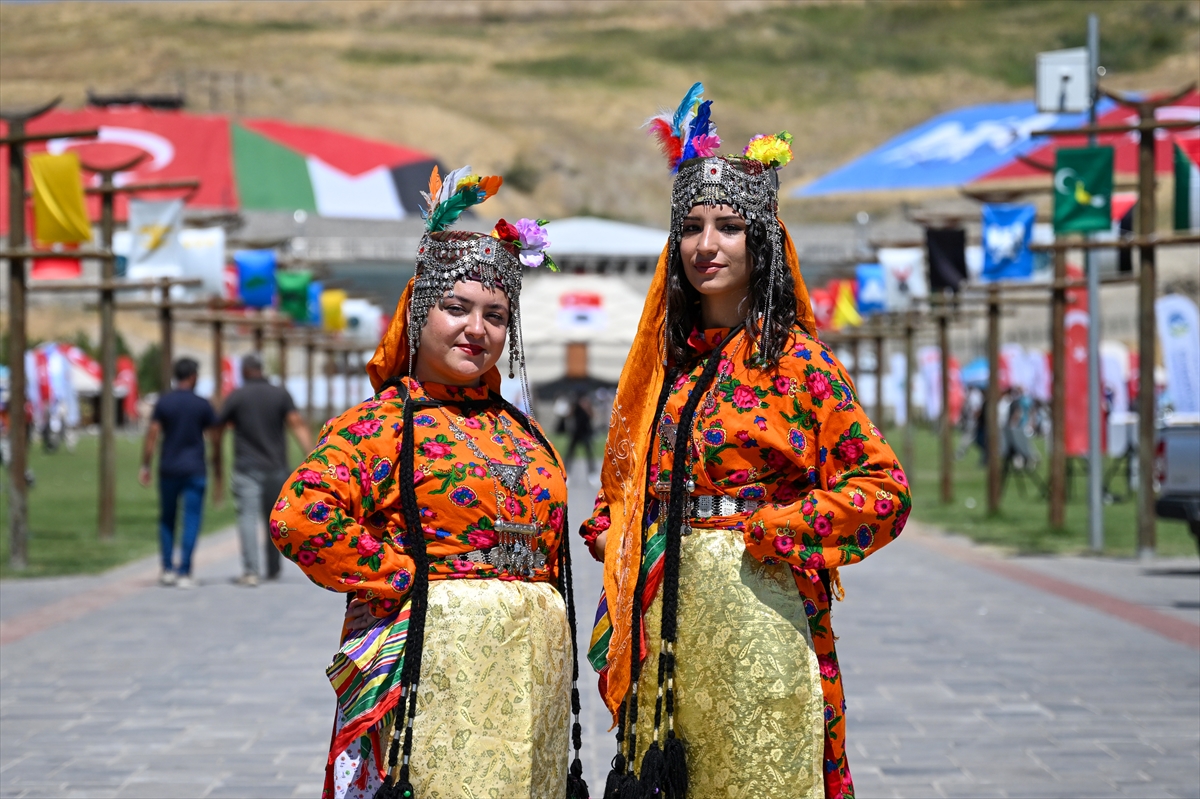 Konya Yöresininde katıldığı Anadolu kadınları yöresel kıyafetleriyle Malazgirt Zaferi kutlamalarını renklendirdi - Görsel 8