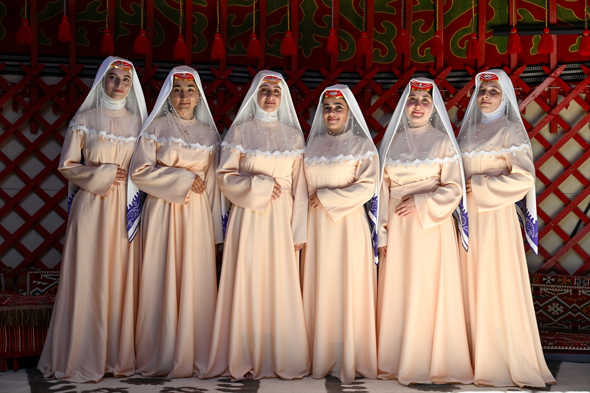  Konya Yöresininde katıldığı Anadolu kadınları yöresel kıyafetleriyle Malazgirt Zaferi kutlamalarını renklendirdi - Görsel 11