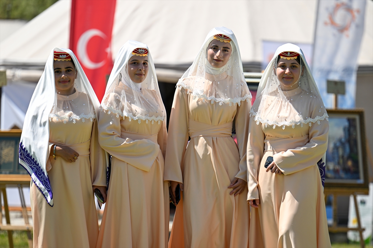  Konya Yöresininde katıldığı Anadolu kadınları yöresel kıyafetleriyle Malazgirt Zaferi kutlamalarını renklendirdi - Görsel 12