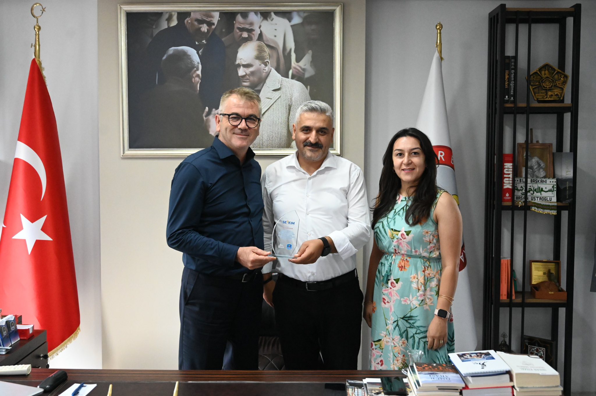 BAŞKAN USTAOĞL’NDAN TEŞEKKÜR PLAKETİ  - Görsel 1