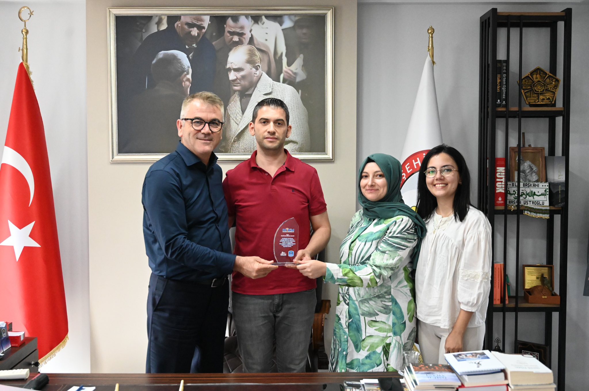 BAŞKAN USTAOĞL’NDAN TEŞEKKÜR PLAKETİ  - Görsel 2