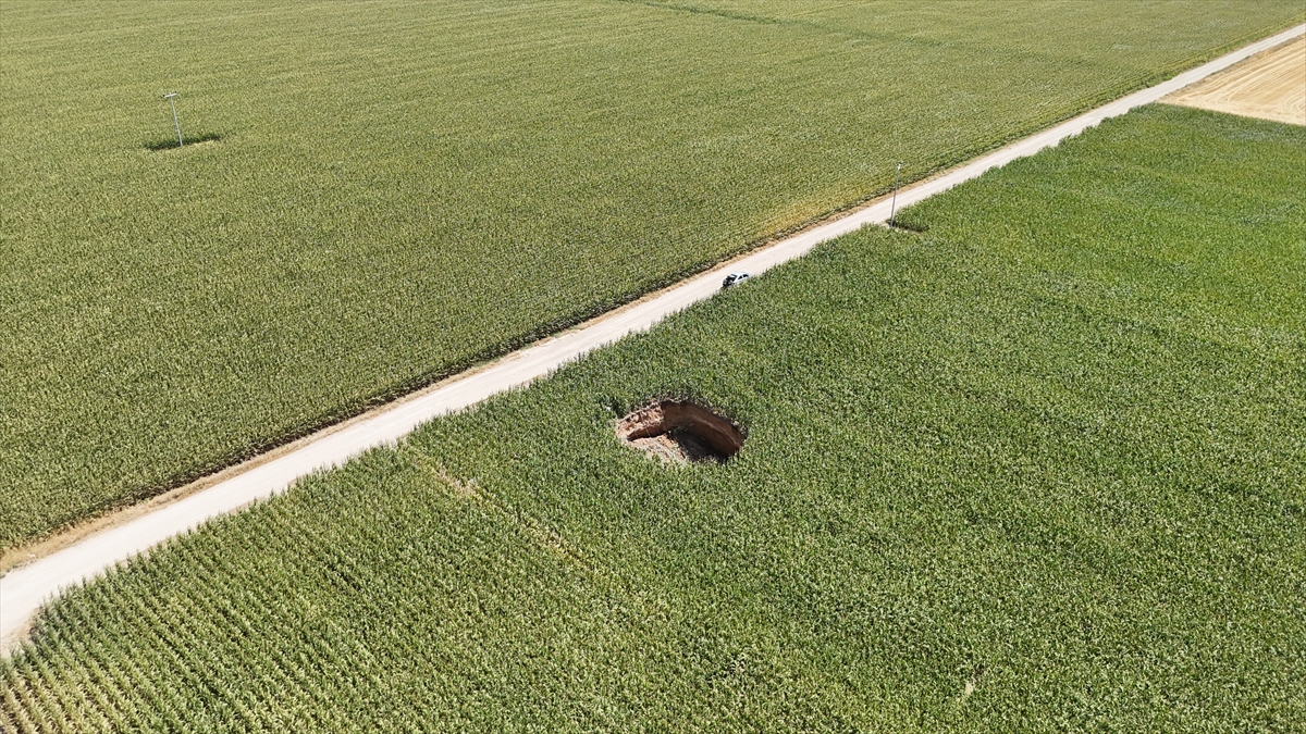 Karaman'da mısır tarlasında obruk oluştu - Görsel 4
