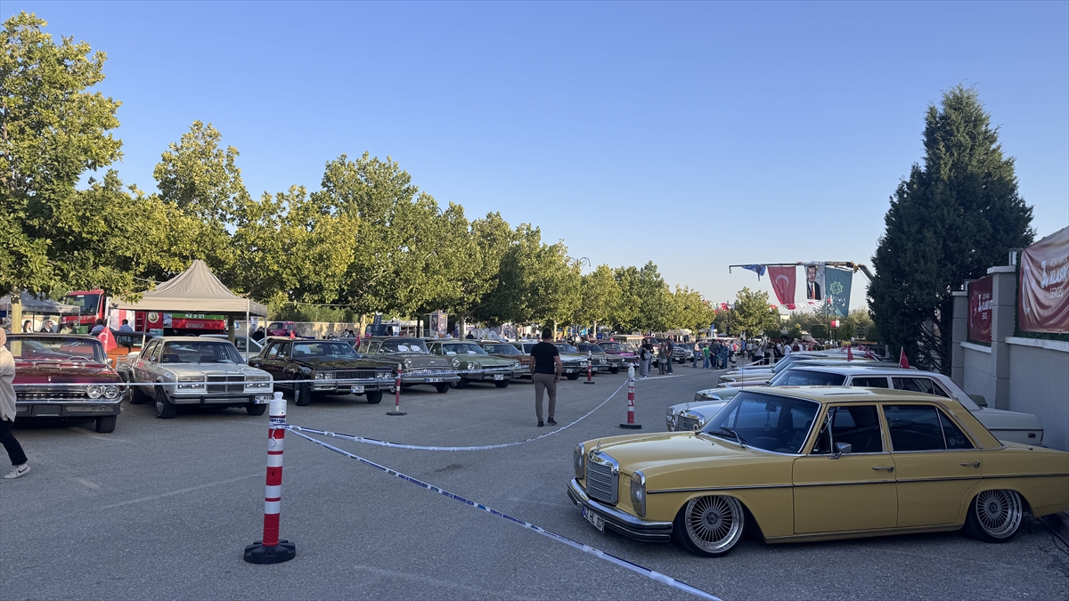 Konyada Klasik otomobil tutkunları 3. kez Konya'da buluştu - Görsel 3