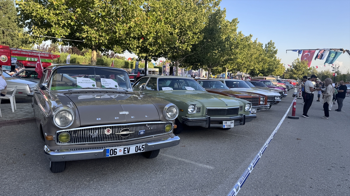 Konyada Klasik otomobil tutkunları 3. kez Konya'da buluştu - Görsel 4