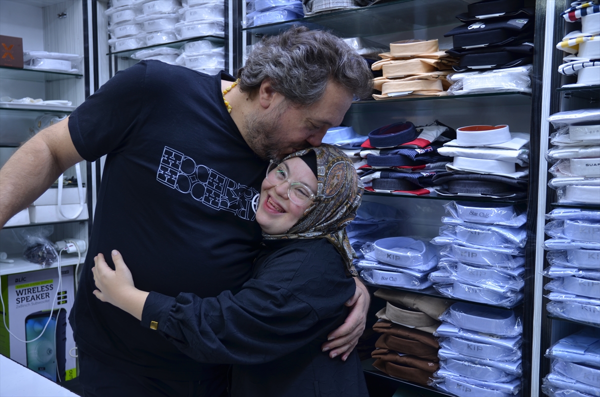 Down sendromlu Merve, neşesiyle tarihi çarşının  - Görsel 1