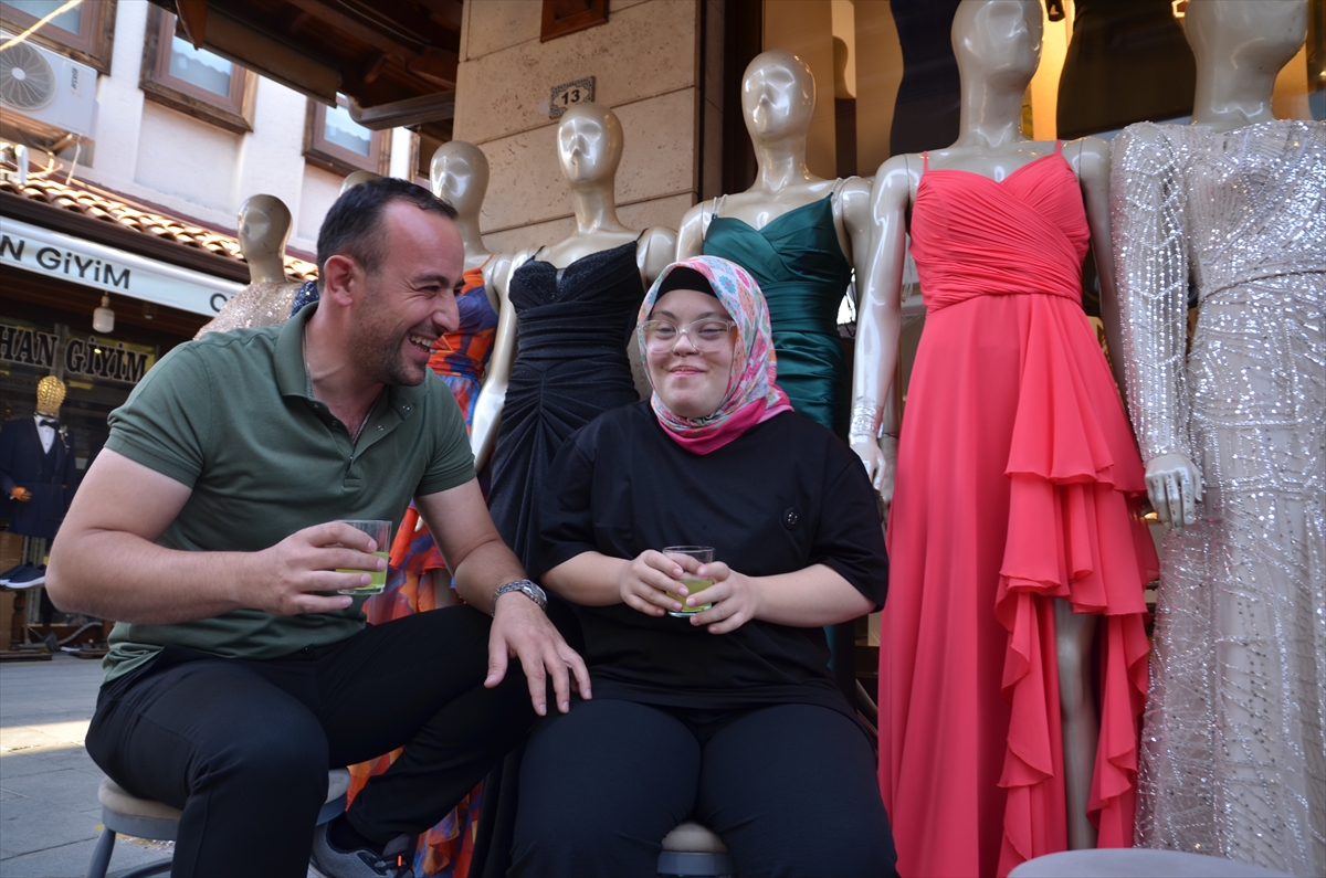 Down sendromlu Merve, neşesiyle tarihi çarşının  - Görsel 2