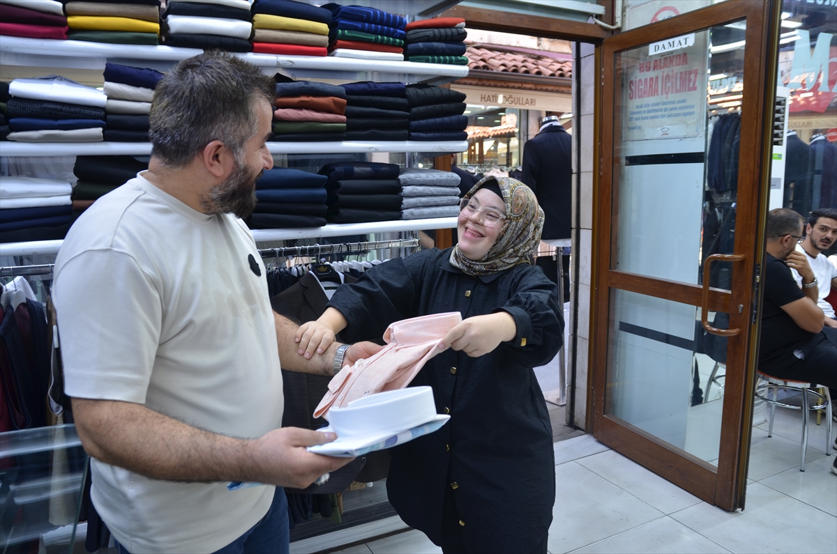 Down sendromlu Merve, neşesiyle tarihi çarşının  - Görsel 3