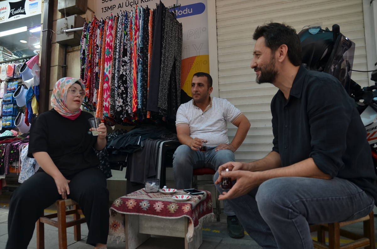 Down sendromlu Merve, neşesiyle tarihi çarşının  - Görsel 4
